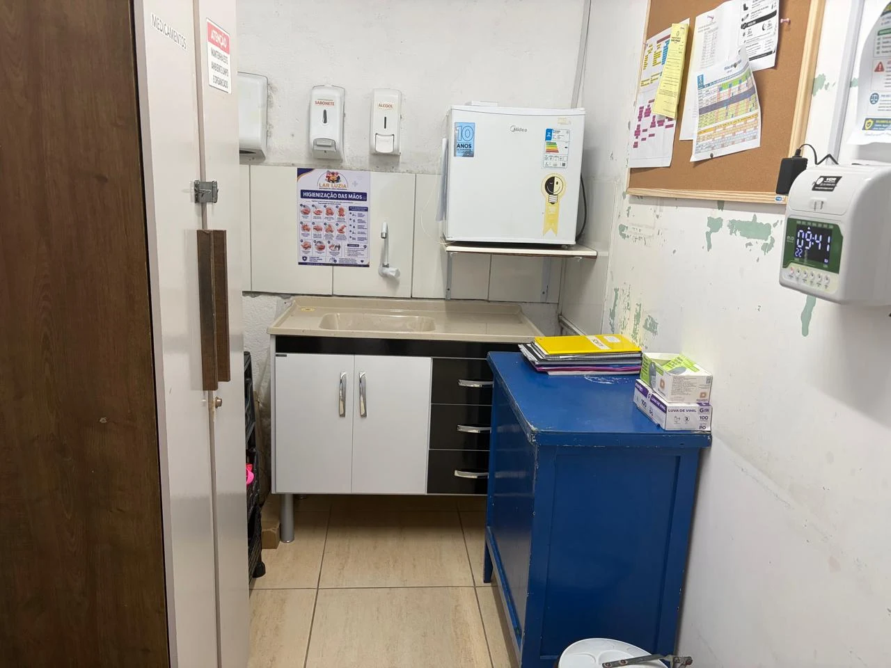 Posto de enfermagem e higienização com pia e materiais organizados