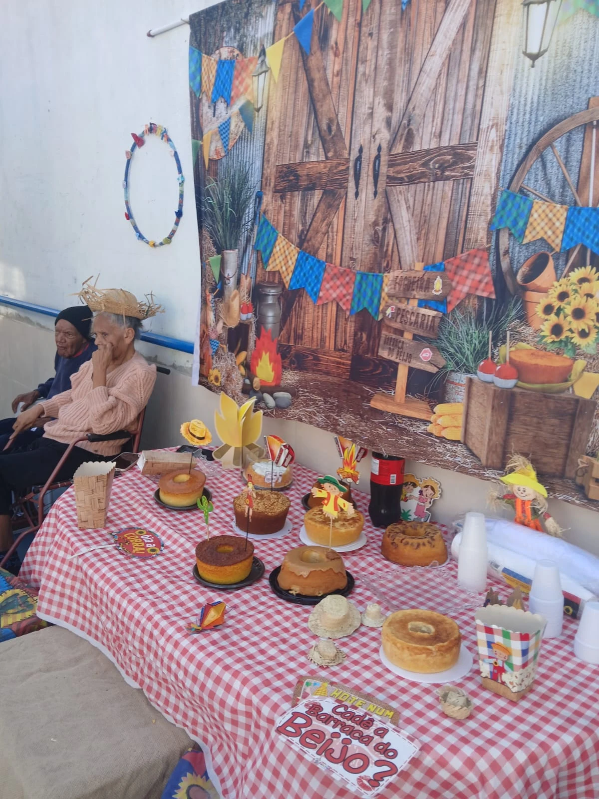 Mesa de celebração no espaço de convivência da instituição