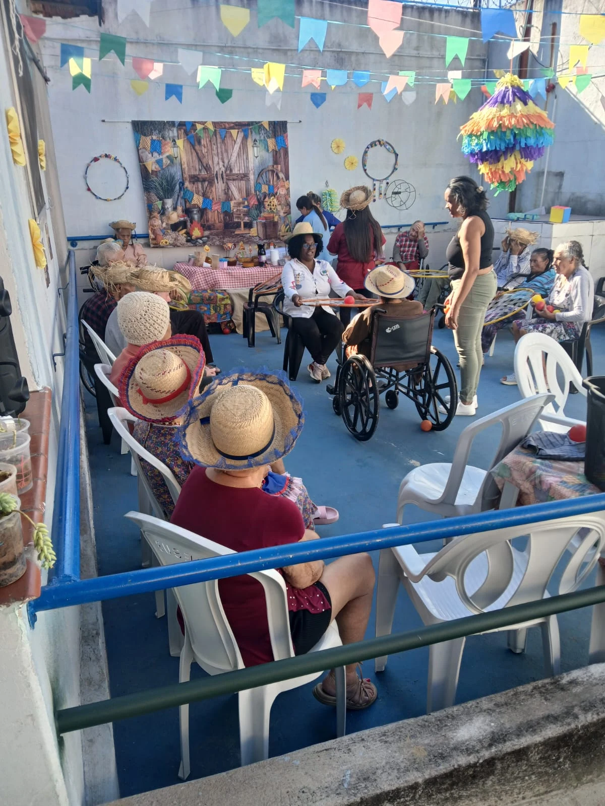 Encontro dos residentes no ambiente com bandeirinhas juninas